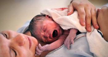 Pazite na novorođenče kod kuće nakon dječje baldahine