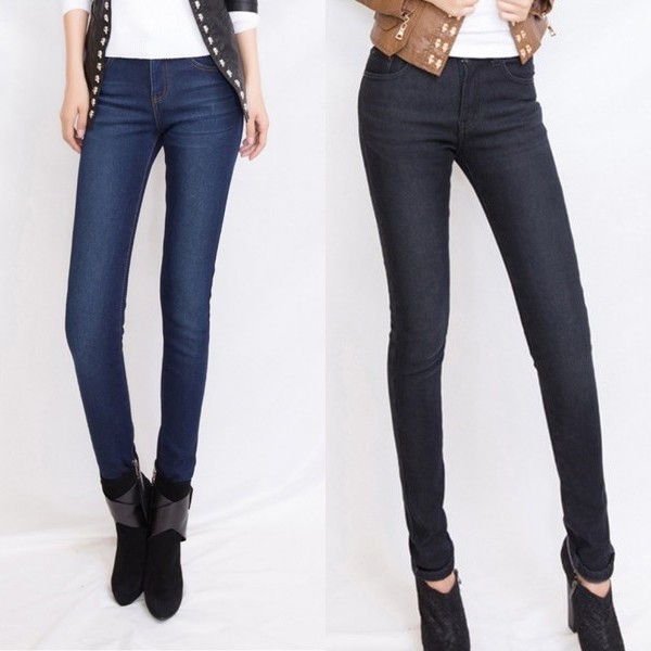 Kadınlar sonbahar kış için moda kot pantolon.  Yırtık modeller ve sıyrıkların etkisi ile jean pantolonlar.  Klasik kadın kotu