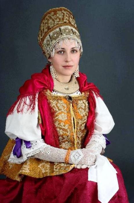 Rusko narodno odelo u savremenom stilu.  Modna tkanina u ruskom narodnom stilu.